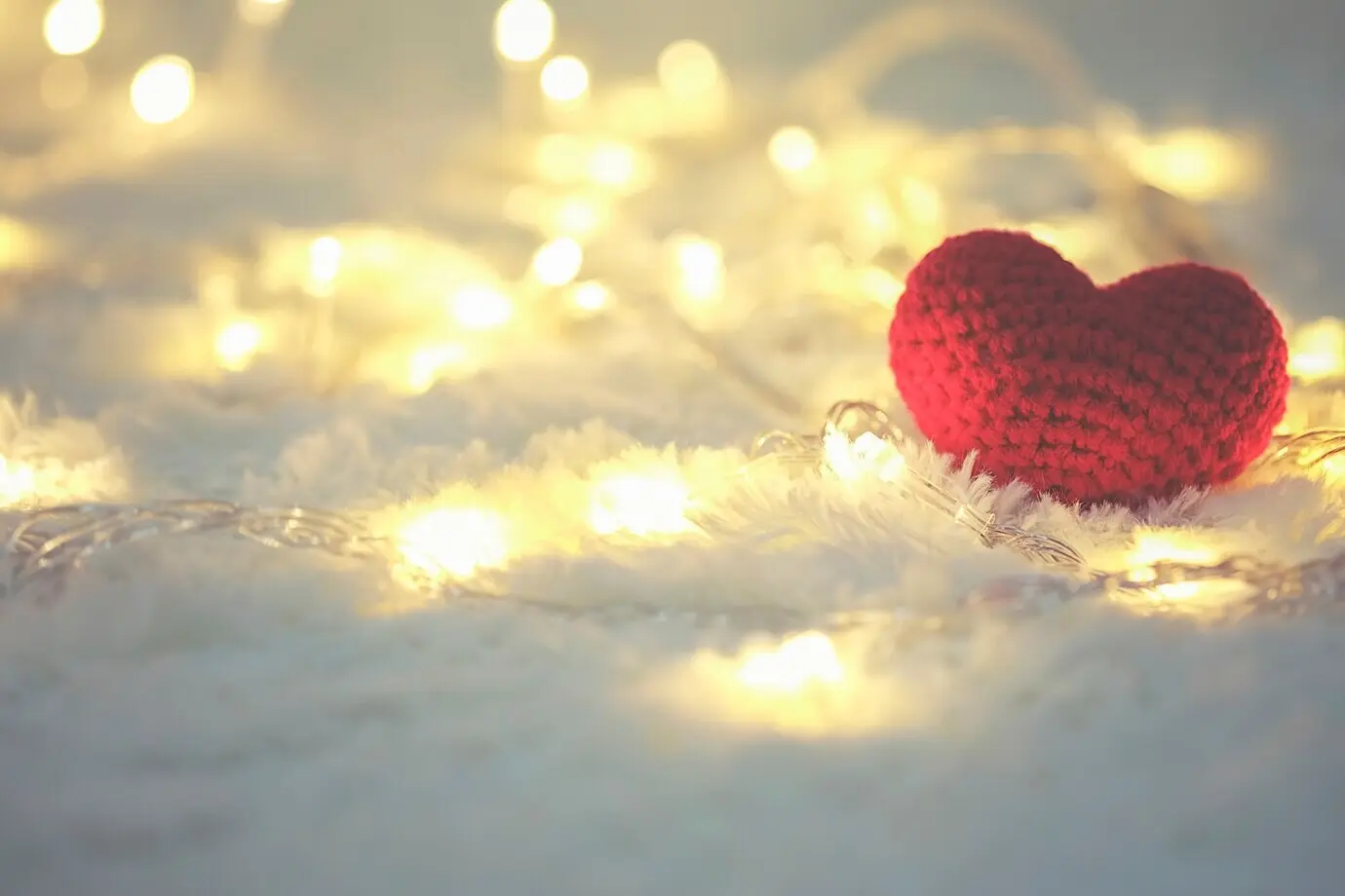 Schönes, helles Tageshintergrundbild mit Liebessymbol.